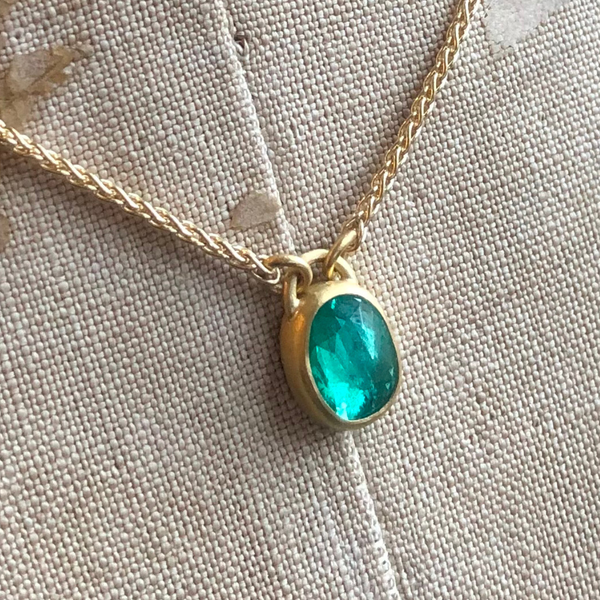 EMERALD 22K GOLD PENDANT NECKLACE