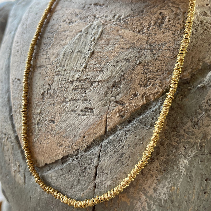 SMALL GOLD DISC NECKLACE
